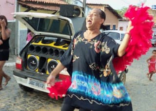 HOMENAGEM: Nos guetos da paz brota a primavera da Rainha Lacerda