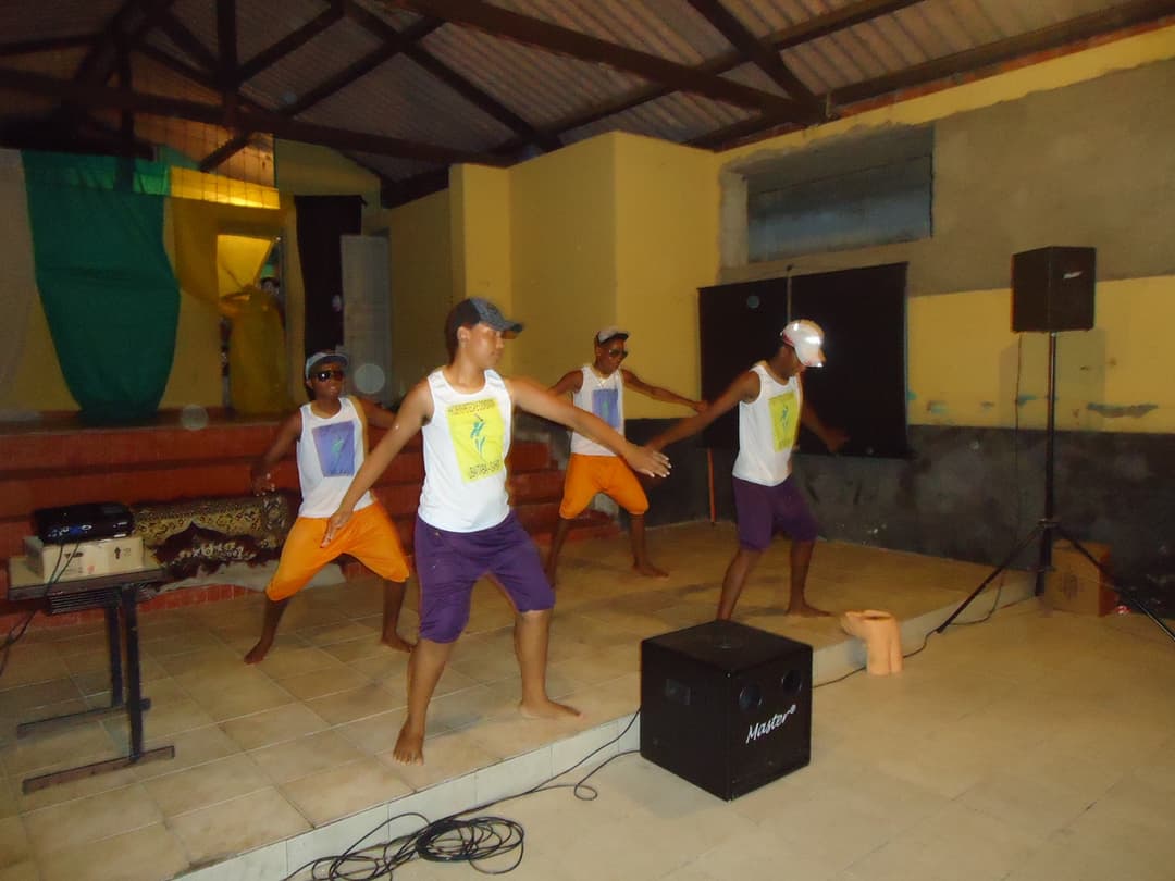 GRUPO DE DANÇA DO PROJETO PETECA E CIDADANIA SE APRESENTA EM GONGOGI-BA