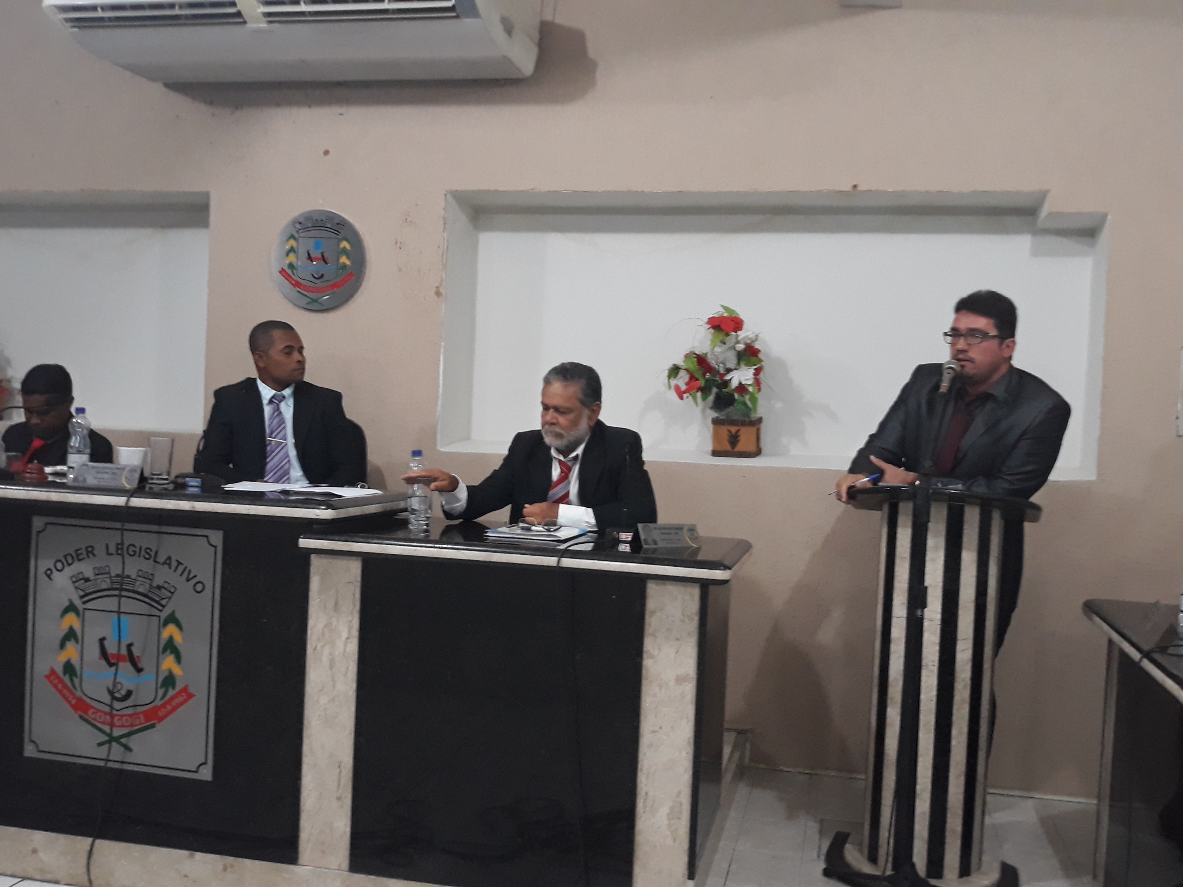 GONGOGI: Câmara Municipal reinicia trabalhos em meio a protestos contra a gestão do prefeito.