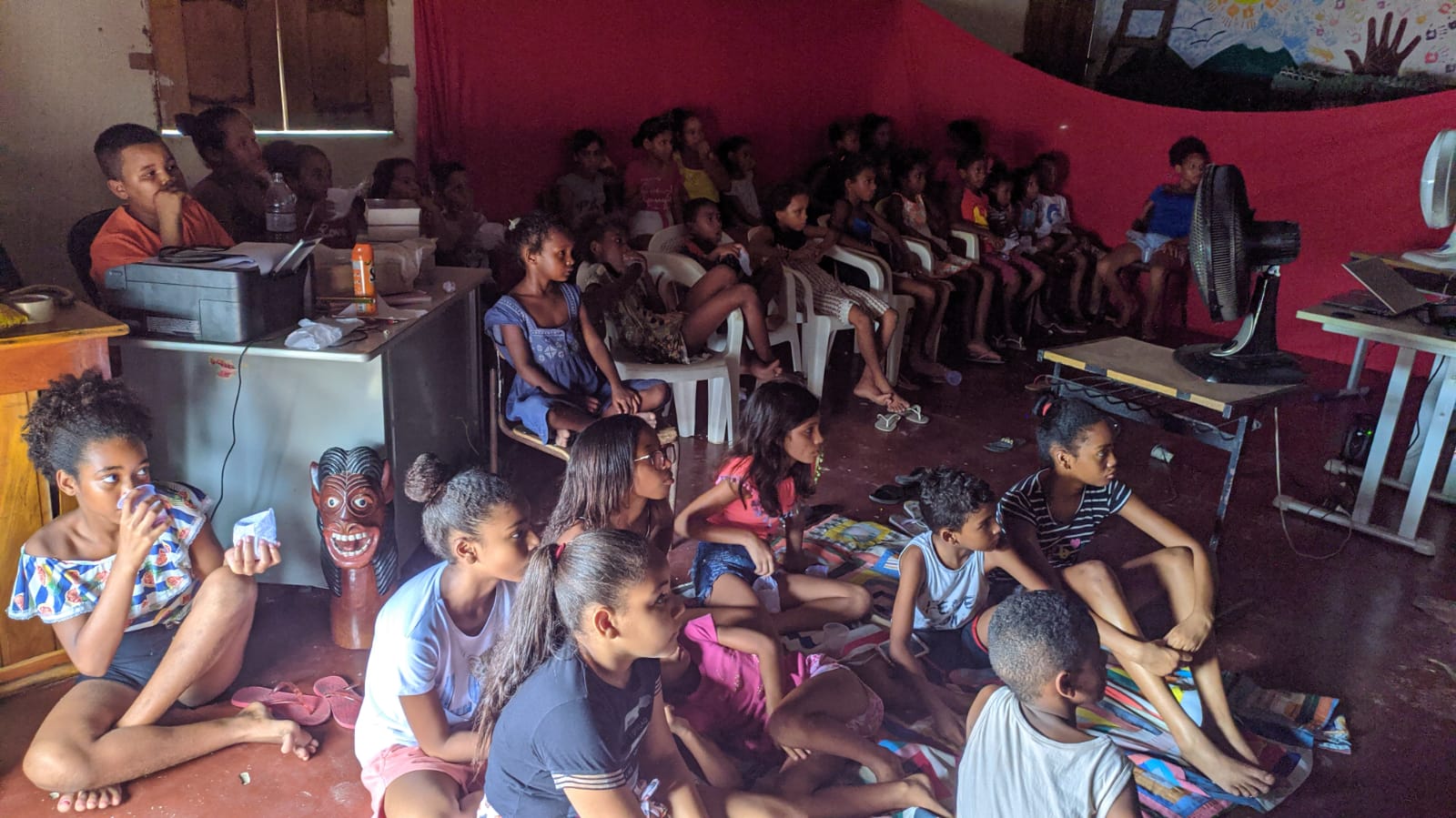 GONGOGI: Crianças se emocionam ao entrarem em cinema pela primeira vez
